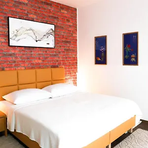 «go West» Guest Viena